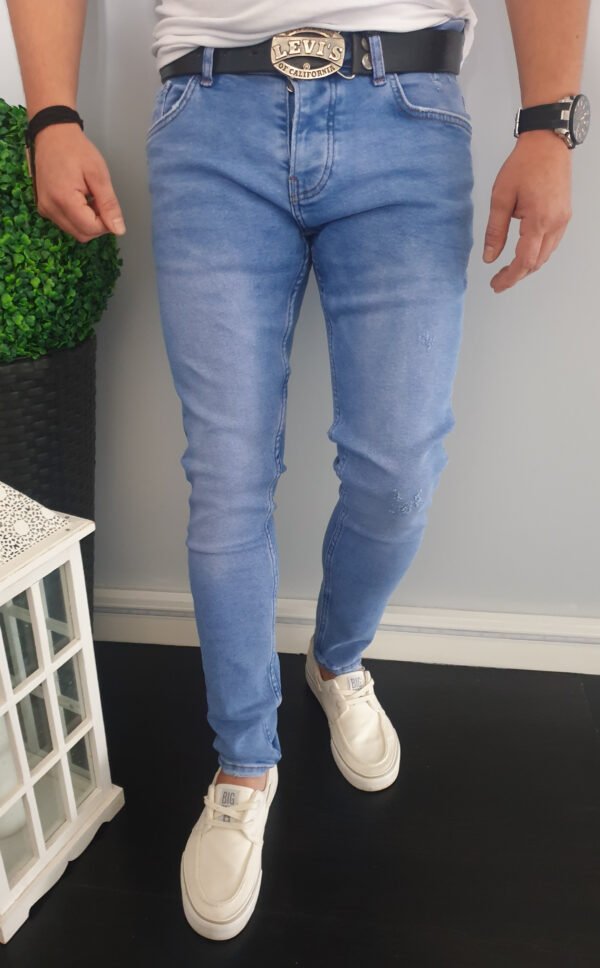 Niebieskie spodnie jeansowe męskie 