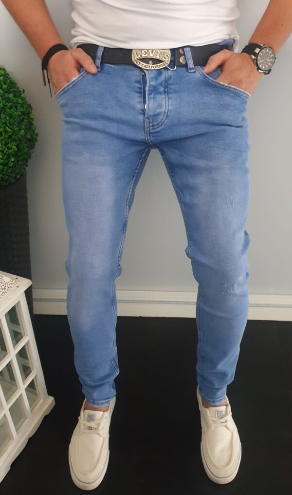 Niebieskie spodnie jeansowe męskie 