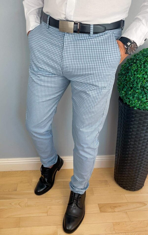 Jasnoniebieskie spodnie męskie slim fit w kratę